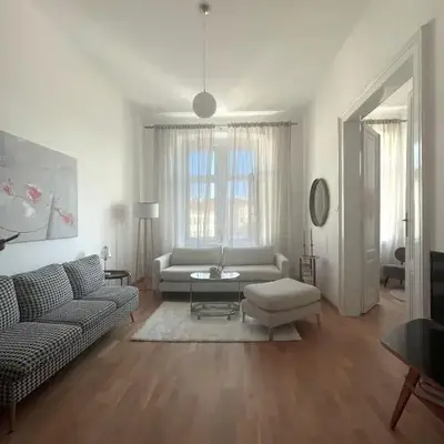 Sunny Apartment on Yppenplatz near City Center