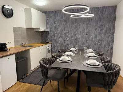 Küche/Küchenzeile in der Unterkunft Luxury Apartment with Patio - Free Parking