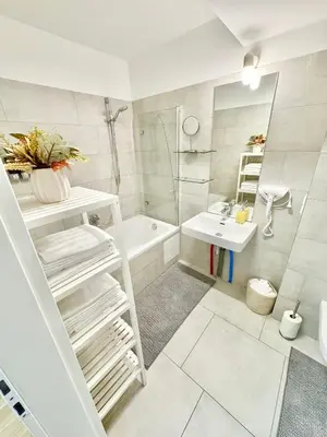 Ein Badezimmer in der Unterkunft Luxury Apartment with Patio - Free Parking