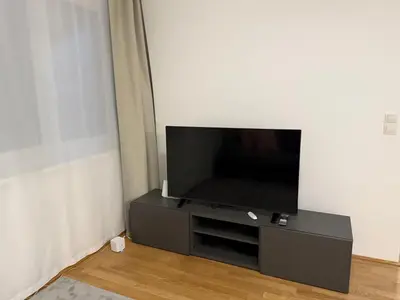 TV/Unterhaltungsangebot in der Unterkunft Luxury Apartment with Patio - Free Parking
