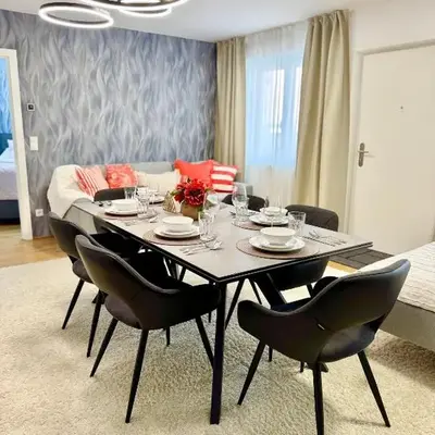 Luxury Apartment with Patio - Free Parking