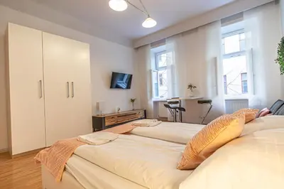 Grundriss der Unterkunft Cozy 2BR City Retreat Prime Central Location