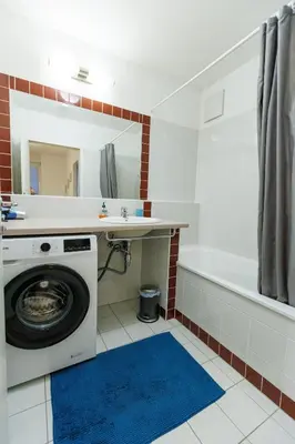 Ein Badezimmer in der Unterkunft Beautiful and Bright Apartment in a Prestigious Area