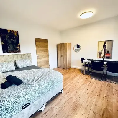 Simple 3 Bedroom Apartment with Outdoor Space Sleeps up to 8