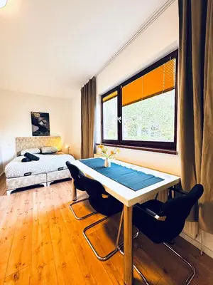Ein Bett oder Betten in einem Zimmer der Unterkunft Central 8BR Apt, with Garden & Tarrace, Sleeps 17