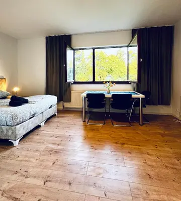 Ein Bett oder Betten in einem Zimmer der Unterkunft Central 8BR Apt, with Garden & Tarrace, Sleeps 17