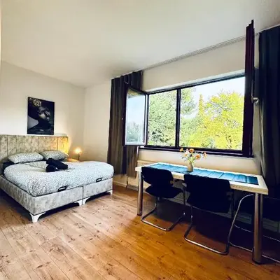 Central 8BR Apt