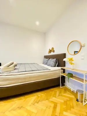 Ein Bett oder Betten in einem Zimmer der Unterkunft Comfortable 1BR Apartment By Westbahnhof