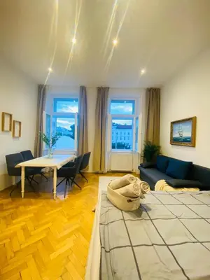 Ein Bett oder Betten in einem Zimmer der Unterkunft Comfortable 1BR Apartment By Westbahnhof