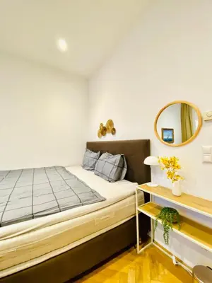 Ein Bett oder Betten in einem Zimmer der Unterkunft Comfortable 1BR Apartment By Westbahnhof