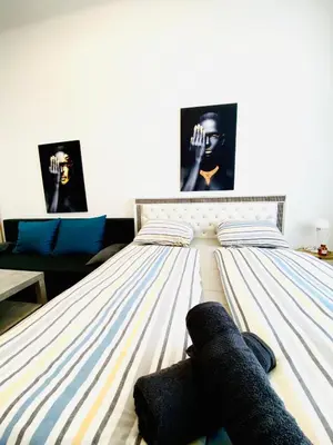 Ein Bett oder Betten in einem Zimmer der Unterkunft Comfortable Private Rooms in 5BR Accommodation, 7-Min Walk to Westbahnhof