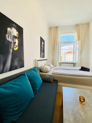Ein Bett oder Betten in einem Zimmer der Unterkunft Comfortable Private Rooms in 5BR Accommodation, 7-Min Walk to Westbahnhof