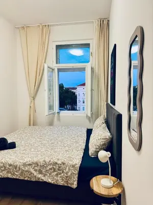 Ein Bett oder Betten in einem Zimmer der Unterkunft Elegant 4BR Apt, Prime Location Near Westbahnhof