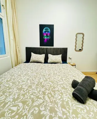Ein Bett oder Betten in einem Zimmer der Unterkunft Elegant 4BR Apt, Prime Location Near Westbahnhof