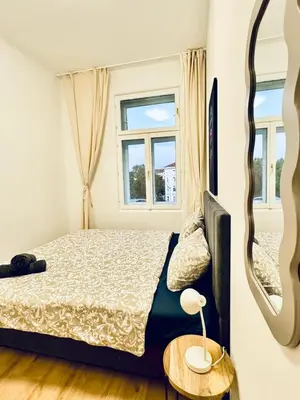 Ein Bett oder Betten in einem Zimmer der Unterkunft Elegant 4BR Apt, Prime Location Near Westbahnhof
