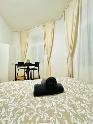 Ein Bett oder Betten in einem Zimmer der Unterkunft Elegant 4BR Apt, Prime Location Near Westbahnhof