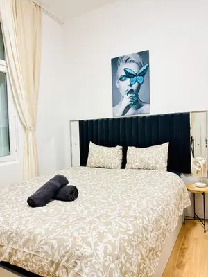 Ein Bett oder Betten in einem Zimmer der Unterkunft Elegant 4BR Apt, Prime Location Near Westbahnhof