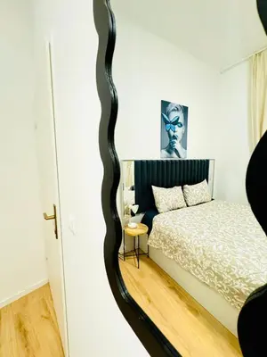 Ein Bett oder Betten in einem Zimmer der Unterkunft Elegant 4BR Apt, Prime Location Near Westbahnhof