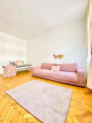Ein Bett oder Betten in einem Zimmer der Unterkunft Affordable Room in Villa, With Garden & Parking