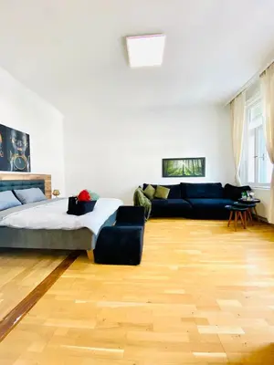 Ein Sitzbereich in der Unterkunft Bright 2BR Retreat Steps from Westbahnhof