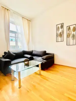 Ein Sitzbereich in der Unterkunft Bright 2BR Retreat Steps from Westbahnhof