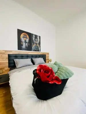 Ein Bett oder Betten in einem Zimmer der Unterkunft Bright 2BR Retreat Steps from Westbahnhof