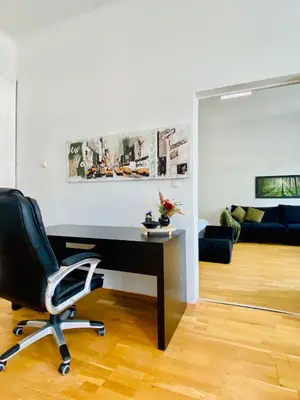 Ein Sitzbereich in der Unterkunft Bright 2BR Retreat Steps from Westbahnhof