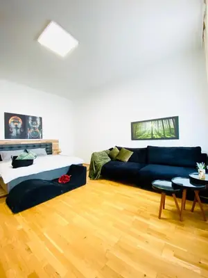 Ein Bett oder Betten in einem Zimmer der Unterkunft Bright 2BR Retreat Steps from Westbahnhof