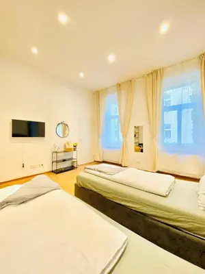Ein Bett oder Betten in einem Zimmer der Unterkunft Spacious 2BR Apartment 7 Min from Westbahnhof