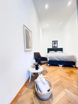 Ein Bett oder Betten in einem Zimmer der Unterkunft Spacious 2BR Apartment 7 Min from Westbahnhof