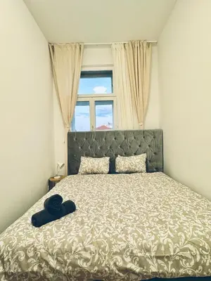 Ein Bett oder Betten in einem Zimmer der Unterkunft Elegant Private Rooms in 4BR Apartment Near Westbahnhof