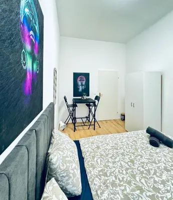 Ein Bett oder Betten in einem Zimmer der Unterkunft Elegant Private Rooms in 4BR Apartment Near Westbahnhof
