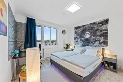 Ein Bett oder Betten in einem Zimmer der Unterkunft Big 1 Bedroom Apartment near Airport & City Center