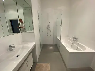 Ein Badezimmer in der Unterkunft Modern, Bright, Spacious 3-Room-Apartment in a Nice Area of Vienna