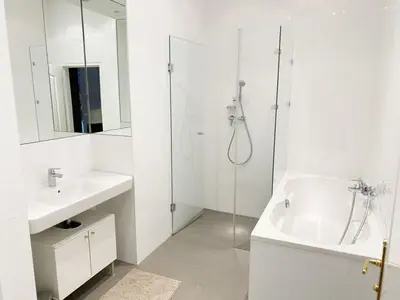 Ein Badezimmer in der Unterkunft Modern, Bright, Spacious 3-Room-Apartment in a Nice Area of Vienna