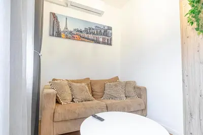 Ein Sitzbereich in der Unterkunft Stylish 1BR Apartment with Balcony Quick City Access