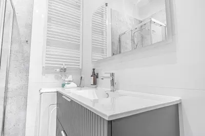 Ein Badezimmer in der Unterkunft Stylish 1BR Apartment with Balcony Quick City Access