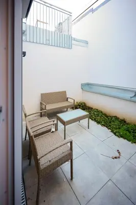 Ein Balkon oder eine Terrasse in der Unterkunft Bright apartments with spacious terraces offering comfort not far to Vienna's heart