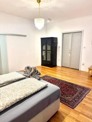 Ein Bett oder Betten in einem Zimmer der Unterkunft Comfy central apartment 93 Sqm