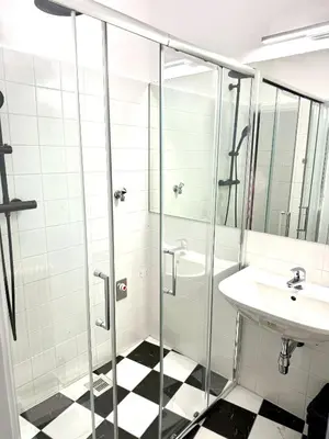 Ein Badezimmer in der Unterkunft Comfy central apartment 93 Sqm