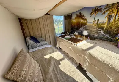 Ein Bett oder Betten in einem Zimmer der Unterkunft Zelt, Panorama Beach Gartenhaus am SEE, Wiener Neustadt, Autark