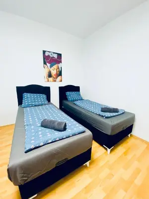 Ein Bett oder Betten in einem Zimmer der Unterkunft Comfy 3BR Apt for Groups, 10-Min to Währinger Park