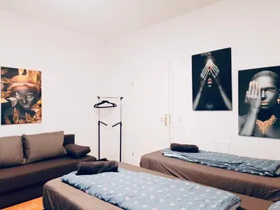 Ein Bett oder Betten in einem Zimmer der Unterkunft Comfy 3BR Apt for Groups, 10-Min to Währinger Park