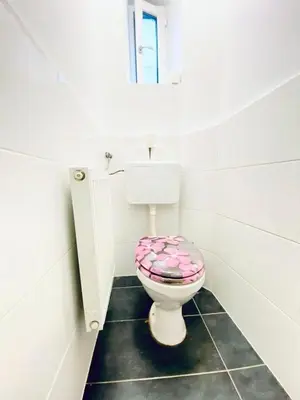 Ein Badezimmer in der Unterkunft Comfy 3BR Apt for Groups, 10-Min to Währinger Park