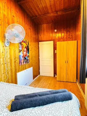 Ein Bett oder Betten in einem Zimmer der Unterkunft Budget Friendly House with Garden for 25 Guests