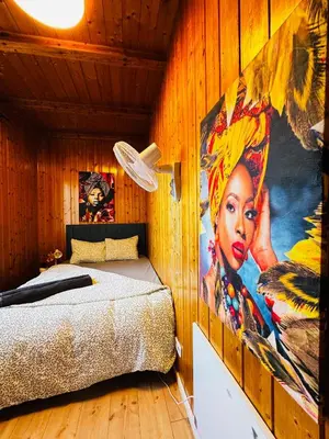 Ein Bett oder Betten in einem Zimmer der Unterkunft Budget Friendly House with Garden for 25 Guests