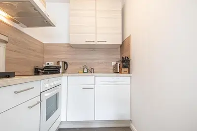 Küche/Küchenzeile in der Unterkunft Stylish 1BR with Living Room 9 Min to Downtown Metro Nearby