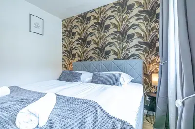 Ein Bett oder Betten in einem Zimmer der Unterkunft Stylish 1BR with Living Room 9 Min to Downtown Metro Nearby
