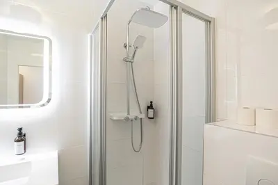 Ein Badezimmer in der Unterkunft Stylish 1BR with Living Room 9 Min to Downtown Metro Nearby