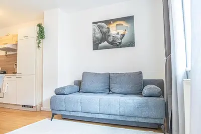 Ein Sitzbereich in der Unterkunft Sweet 1BR &1LR with Balcony, 9 Min to City Center